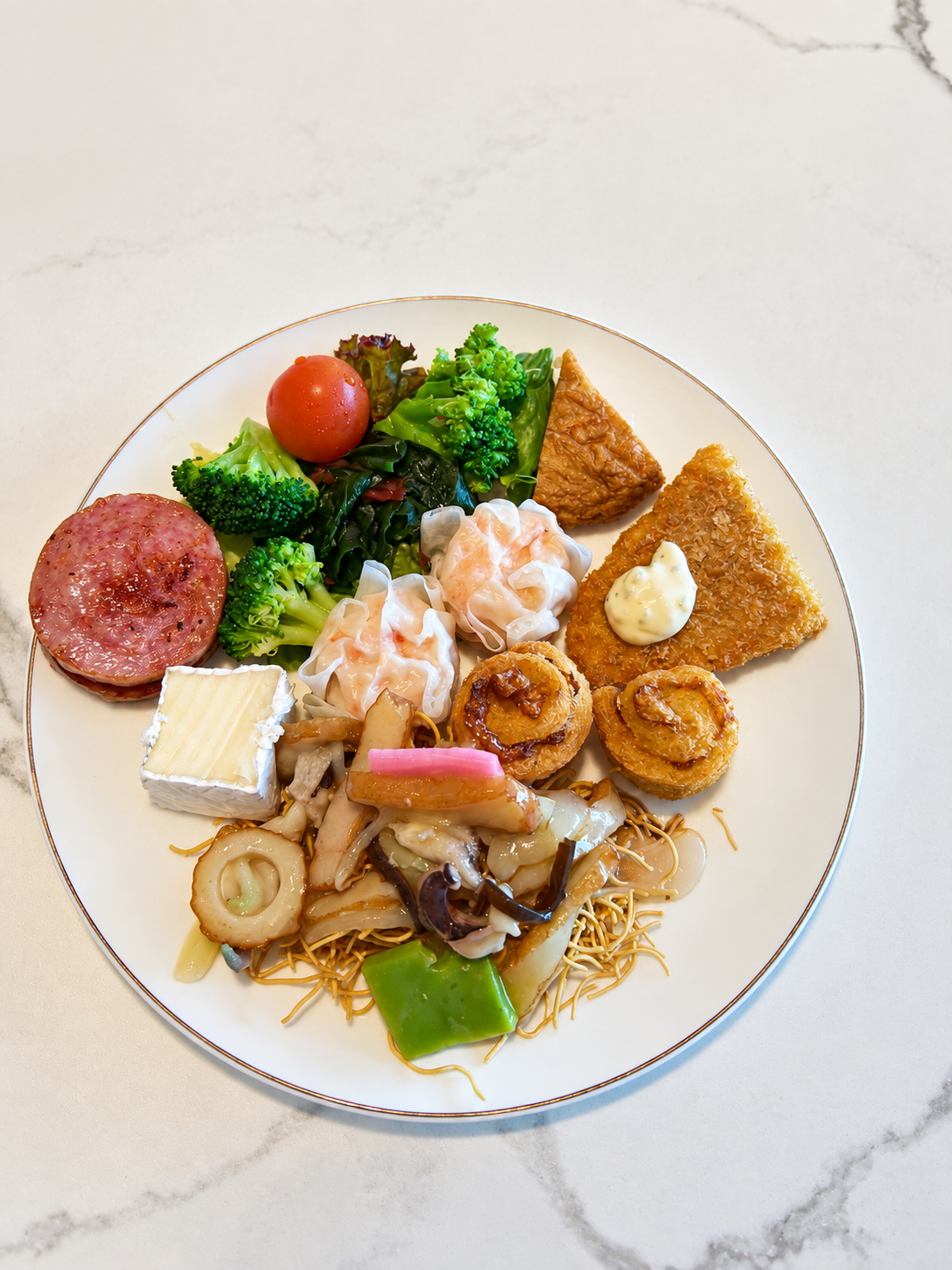 ヒルトン長崎の朝食ビュッフェで選んだ料理を盛り付けたプレート