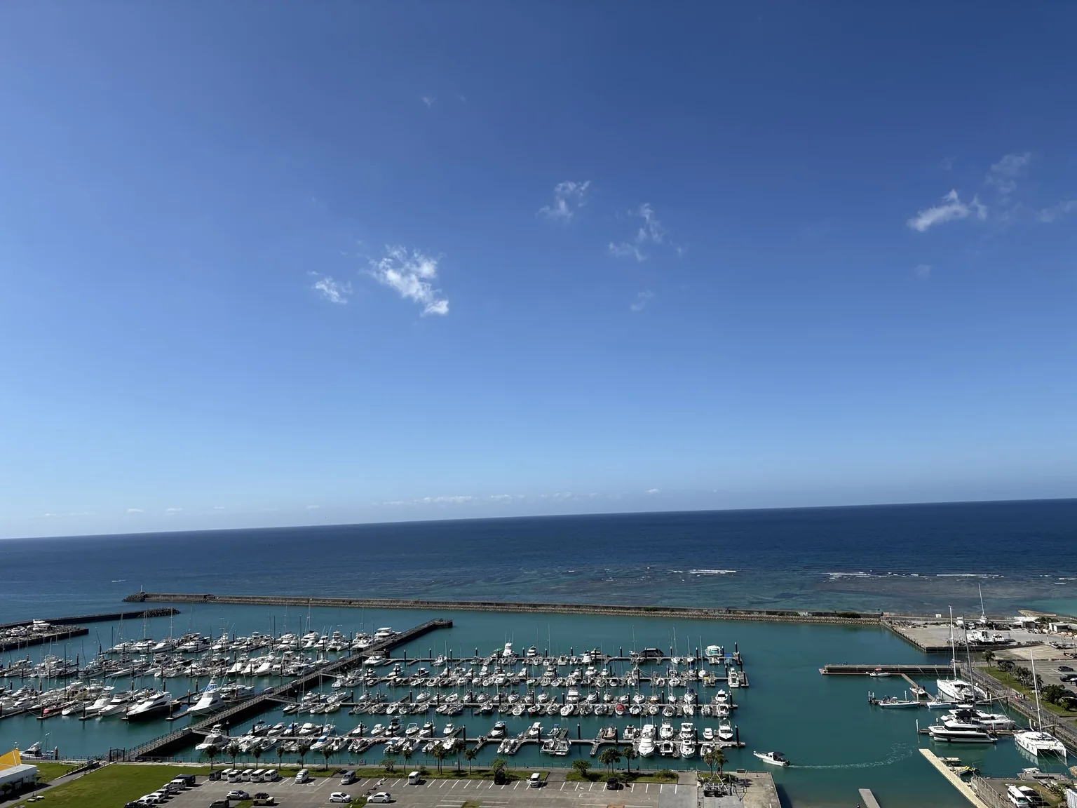 クラブツインからの宜野湾港マリーナと海