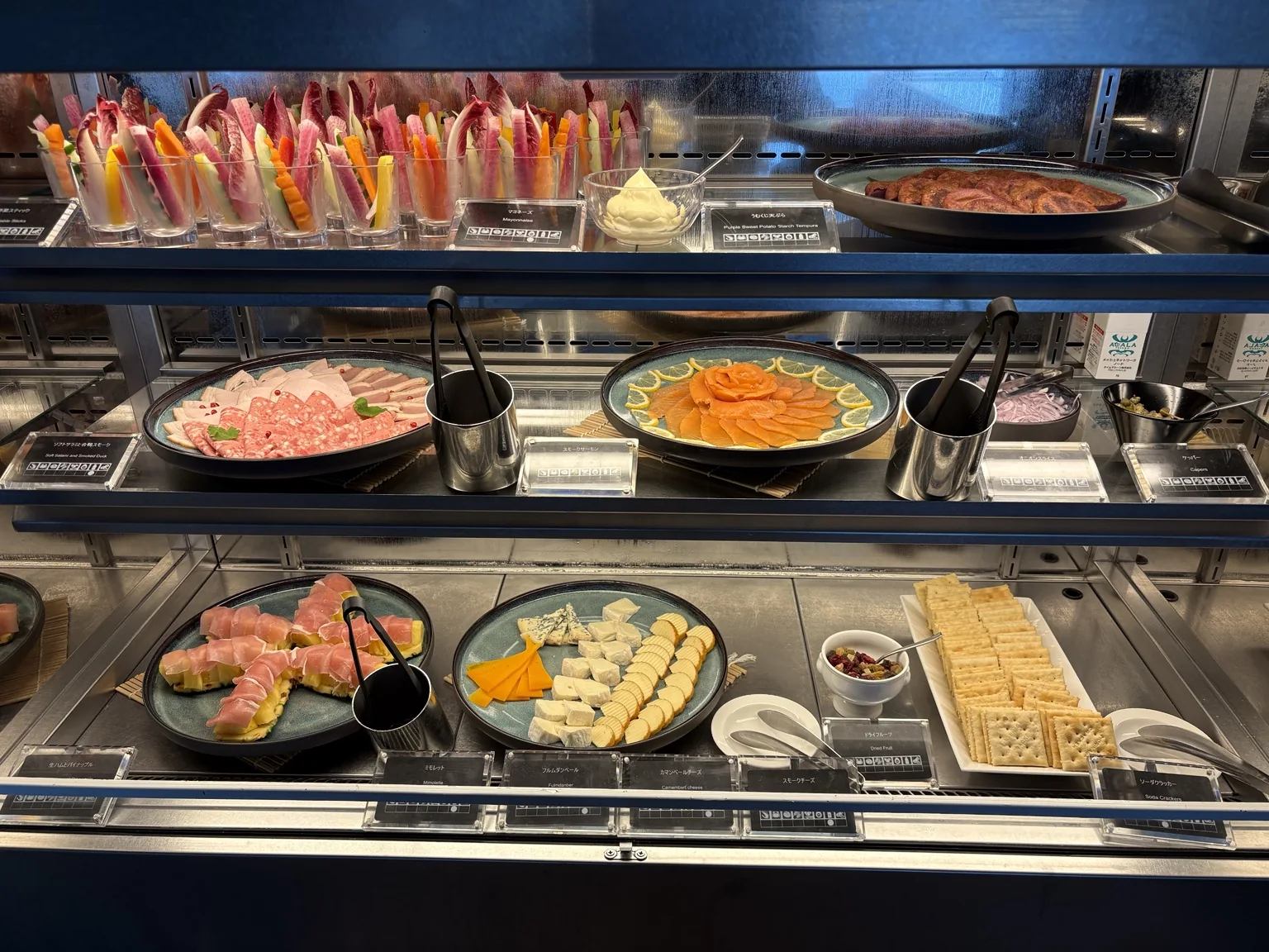 サンセットラウンジの前菜とチーズ