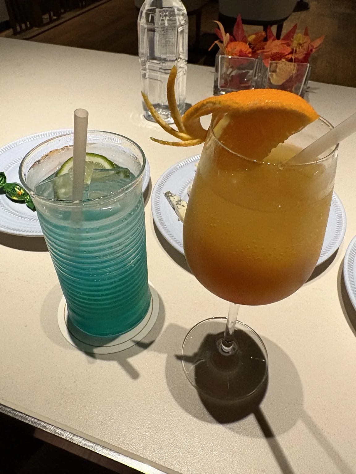 夜のラウンジで飲んだフルーティーなモクテル