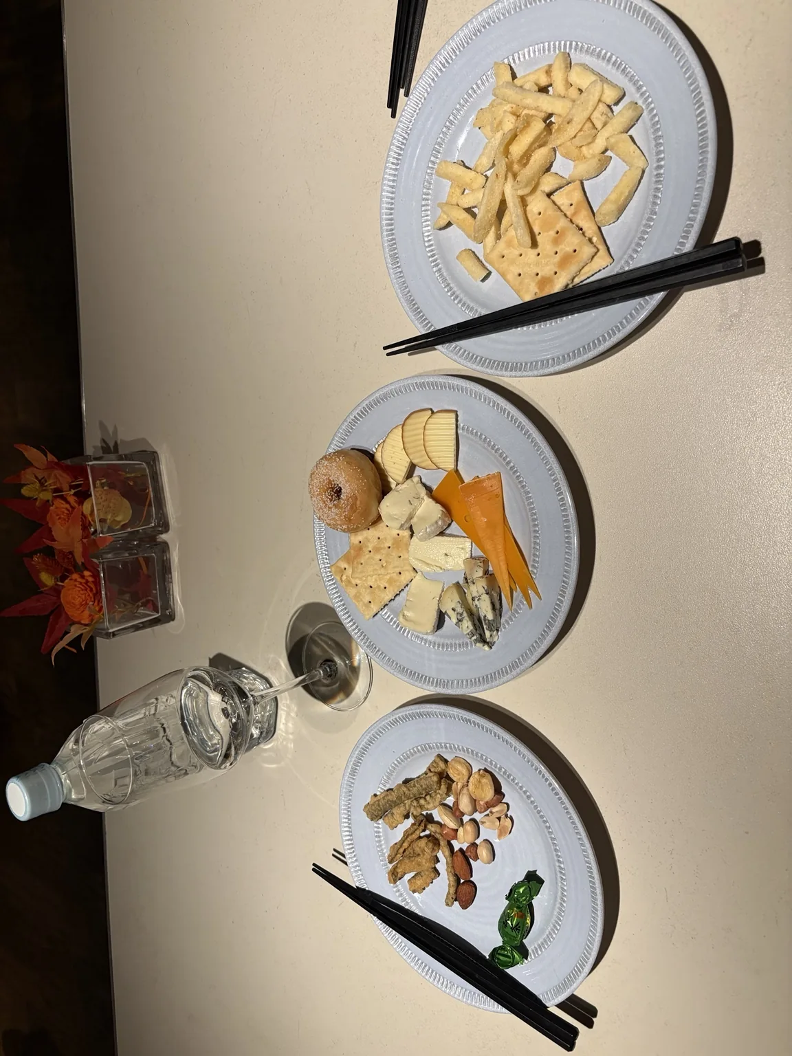 ナイトラウンジのチーズやナッツ
