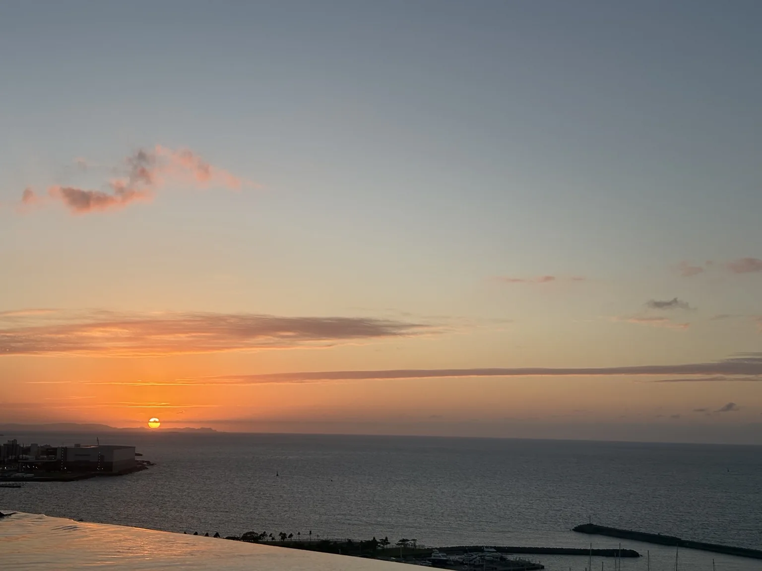 水平線に沈む夕日