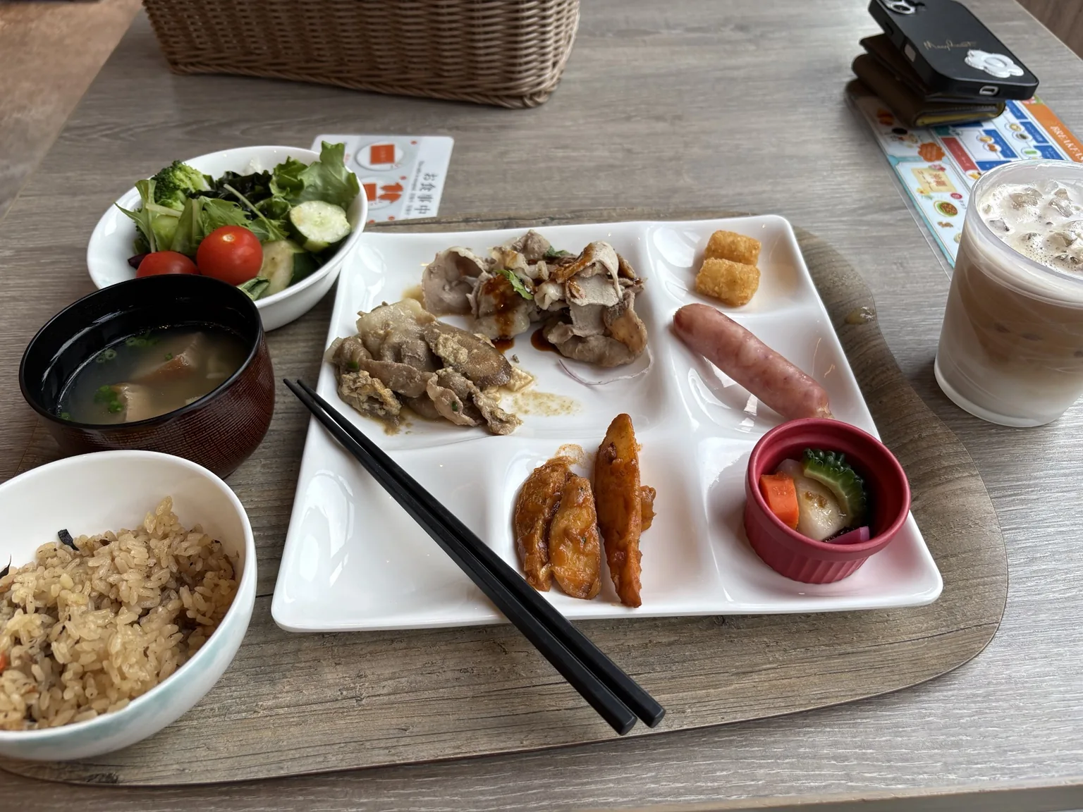 アグー豚などを盛り付けた朝食プレート