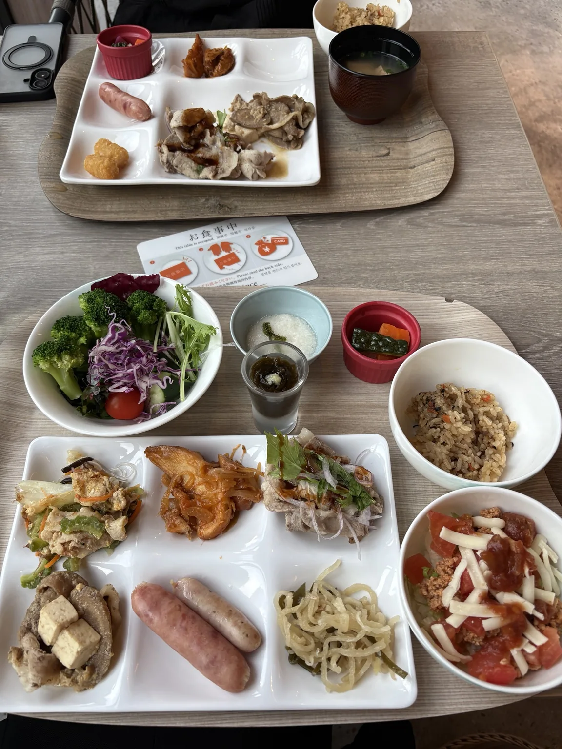 朝食ビュッフェの沖縄料理とじゅーしぃ